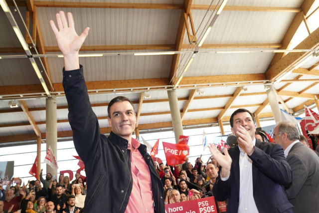 El presidente del Gobierno, Pedro Sánchez, y el candidato del Partido Socialista Gallego (PSG) a la Xunta de Galicia, Gonzalo Caballero, durante el acto de presentación de la candidatura, en Santiago de Compostela a 23 de febrero de 2020.
