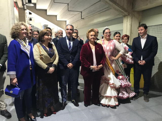 Isabel Bonig junto al consejero de Presidencia de la Junta de Andalucía, Elías Bendodo, en el Día de Andalucía