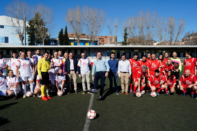 Pie De Foto Y Fotos: Aguado Realiza El Saque De Honor En El Partido Amistoso Por El 35 Aniversario De Onda Madrid