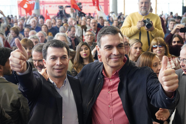 (I-D) El candidato del Partido Socialista Gallego a la Xunta de Galicia, Gonzalo Caballero, junto al presidente del Gobierno, Pedro Sánchez, durante el acto de presentación de la candidatura, en Santiago de Compostela a 23 de febrero de 2020.