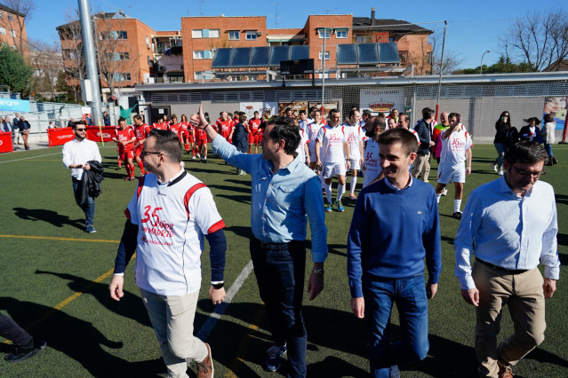 Pie De Foto Y Fotos: Aguado Realiza El Saque De Honor En El Partido Amistoso Por El 35 Aniversario De Onda Madrid