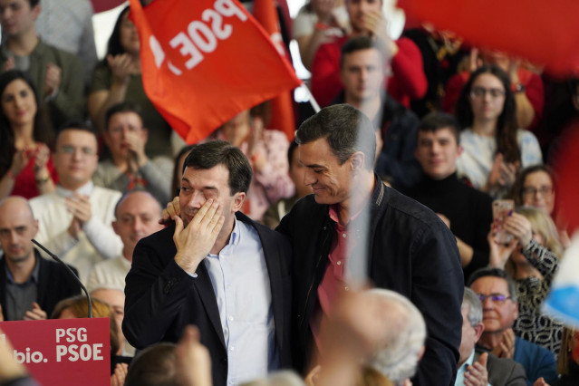 (I-D) El candidato del Partido Socialista Gallego (PSG) a la Xunta de Galicia emocionado, Gonzalo Caballero, junto al presidente del Gobierno, Pedro Sánchez, durante el acto de presentación de la candidatura, en Santiago de Compostela a 23 de febrero de 2