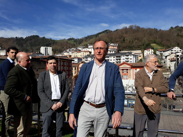 El presidente del PP vasco, Alfonso Alonso, en Eibar junto a miembros de la formación popular