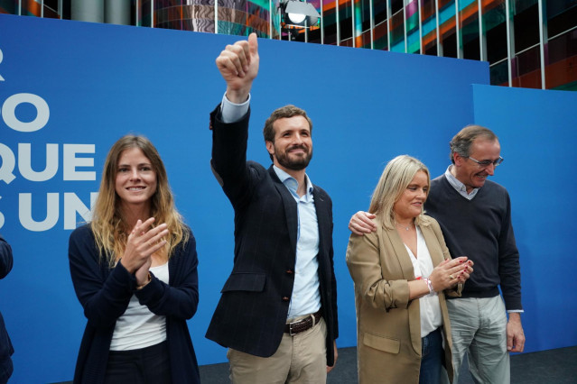 La cabeza de lista al Congreso del PP por Bizkaia, Beatriz Fanjul; el presidente del PP, Pablo Casado; la cabeza de lista del PP al Congreso por Álava, Mari Mar Blanco, y el presidente del PP vasco, Alfonso Alonso, en un acto electoral en Vitoria