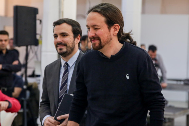 (I-D) El ministro de Consumo, Alberto Garzón, y el vicepresidente segundo del Gobierno de España y ministro de Derechos Sociales y Agenda 2030, Pablo Iglesias