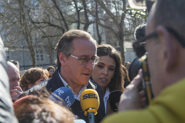 El presidente del Partido Popular del País Vasco, Alfonso Alonso, tras la ofrenda floral en recuerdo de Fernando Buesa y su escolta Jorge Díaz, asesinados por ETA en un atentado con coche bomba hace 20 años, en Vitoria a 22 de febrero de 2020.