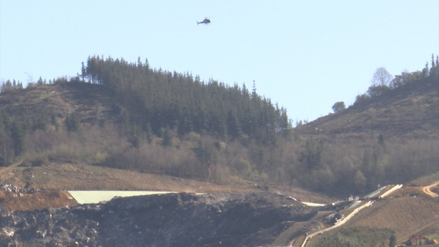 Un helicóptero lanza espuma sellante sobre el vertedero de Zaldibar para controlar posibles nuevos fuegos