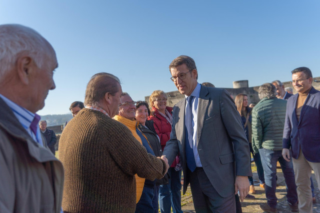 El candidato del PPdeG a la reelección, Alberto Núñez Feijóo, participa en un acto en Salvaterra de Miño (Pontevedra).