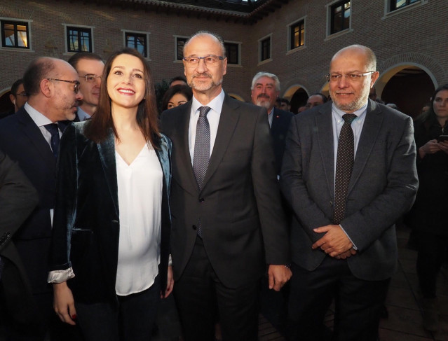 La portavoz de Ciudadanos al Congreso, Inés Arrimadas, el presidente de las Cortes, Luis Fuentes, y el vicepresidente de la Junta de Castilla y León, Francisco Igea, posan juntos durante el desayuno de El Mundo organizado en el hotel AC, en Valladolid a 2