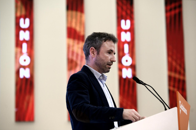 El secretario de Comunicación de la Gestora de Ciudadanos, Guillermo Díaz, en rueda de prensa en la sede del partido.