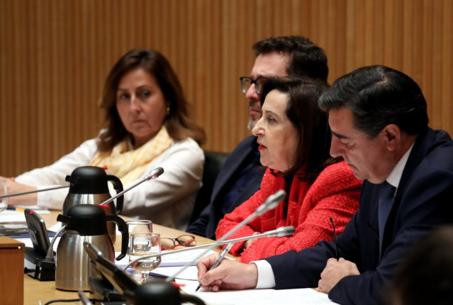 La ministra de Defensa Margarita Robles (3i), interviene en la reunión de la Comisión de Defensa del Congreso (Foto de archivo).