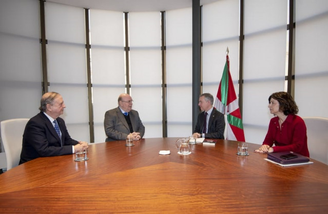El ex senador Iñaki Anasagasti, Antonio Ecarri (representante de Juan Guaidó), el lehendakari Iñigo Urkullu y la secretaria general de Exterior del Gobierno vasco, Marian Elorza.