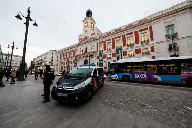 Un coche de la Policía Nacional estacionado frente a la Casa de Correos
