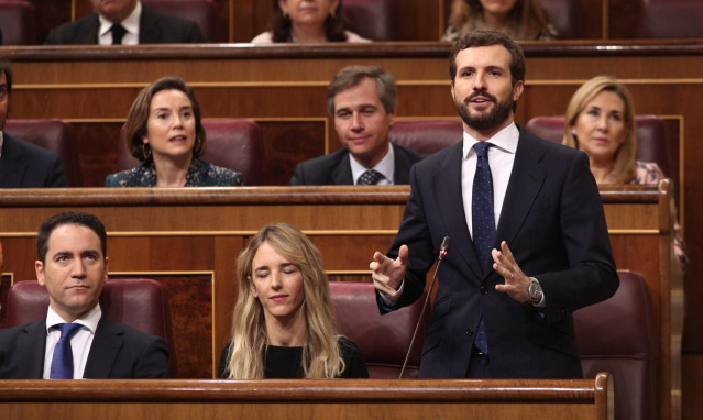 El presidente del PP, Pablo Casado, interviene en el turno de preguntas al presidente del Gobierno, Pedro Sánchez, en la primera sesión de control al Gobierno en la XIV Legislatura, en el Congreso de los Diputados, Madrid (España).