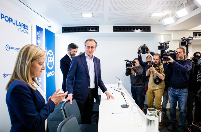 El expresidente del PP del País Vasco, Alfonso Alonso (2i), junto a la secretaria general del PP vasco, Amaya Fernández (1i); y al presidente del PP de Álava, Iñaki Oyarzabal de Miguel (3i)