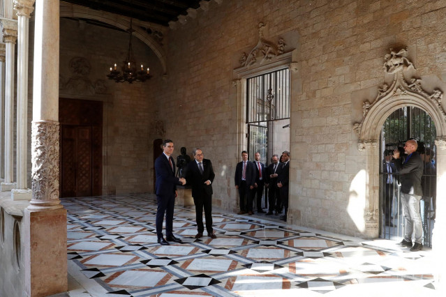 El presidente de la Generalitat, Quim Torra (dech) y el presidente del Gobierno, Pedro Sánchez (izq), posan juntos en el Palau de la Generalitat, antes de su reunión, en Barcelona /Catalunya (España), a 6 de febrero de 2020.
