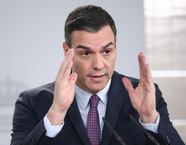 El presidente del Gobierno, Pedro Sánchez, en rueda de prensa tras la primera reunión del consejo de ministros del Gobierno de coalición de PSOE y Unidas Podemos en la XIV Legislatura, en Madrid (España), a 14 de enero de 2020.