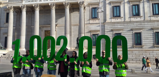Activistas de la Plataforma de Afectados por la Hipoteca (PAH) presentan una campaña frente al Congreso