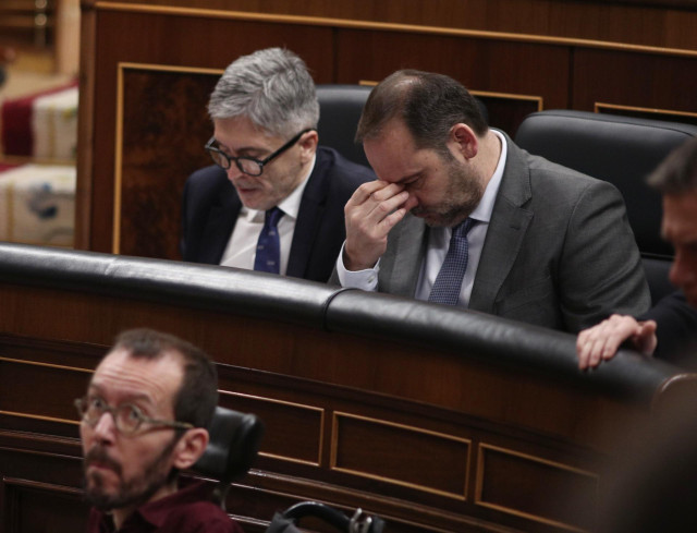 El ministro de Transportes, Movilidad y Agenda Urbana, José Luis Ábalos (dech) y el ministro del Interior, Fernando Grande-Marlaska (izq), durante una sesión de control al Gobierno en el Congreso de los Diputados, Madrid (España), a 19 de febrero de 2020.