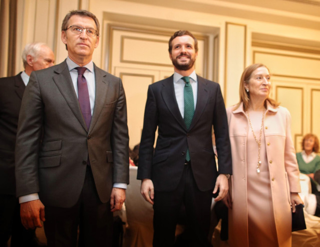 (izq-dch) El presidente de la Xunta de Galicia, Alberto Núñez Feijoo, el presidente nacional del Partido Popular, Pablo Casado, y la vicepresidenta segunda del Congreso, Ana Pastor, posan en el Desayuno informativo de Nueva Economía Forum celebrado en Hot