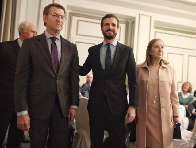 (izq-dch) El presidente de la Xunta de Galicia, Alberto Núñez Feijoo, el presidente nacional del Partido Popular, Pablo Casado, y la vicepresidenta segunda del Congreso, Ana Pastor, posan en el Desayuno informativo de Nueva Economía Forum celebrado en Hot
