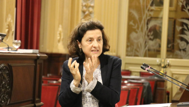 La consellera de Asuntos Sociales y Deportes, Fina Santiago, en el Parlament, en una imagen de diciembre.