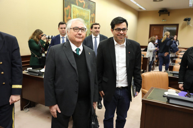 El ministro de Universidades, Manuel Castells (i) y el secretario primero del Congreso por en Comú Podem,  Gerardo Pisarello en el Congreso de los Diputados