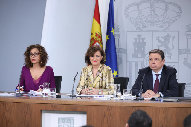 (I-D) La ministra portavoz del Gobierno, María Jesús Montero; la vicepresidenta primera del Gobierno, Carmen Calvo; y el ministro de Agricultura, Pesca y Alimentación, Luis Planas, comparecen en rueda de prensa tras la reunión del Consejo de Ministros