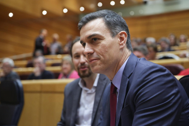 El vicepresidente del Gobierno, Pablo Iglesias (i), junto al presidente del Gobierno, Pedro Sánchez (d), en el Pleno del Senado.