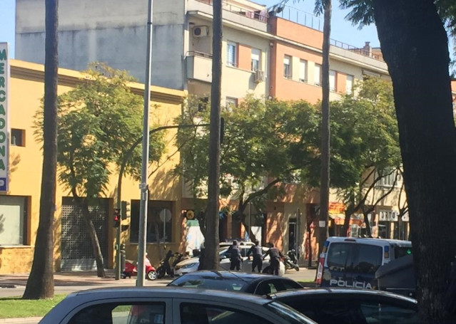 Agentes de la Policía Nacional ante la sucursal bancaria atracada con rehenes dentro