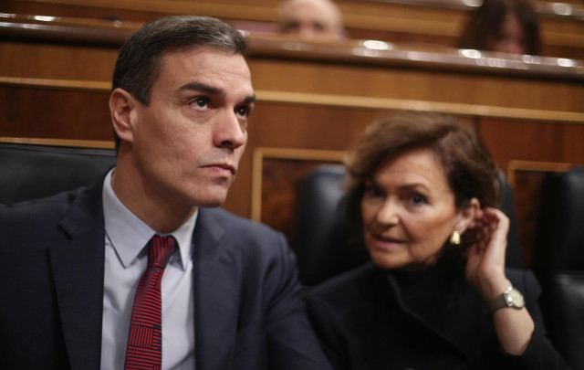 El presidente del Gobierno, Pedro Sánchez, junto a la vicepresidenta primera del Gobierno, Carmen Calvo.