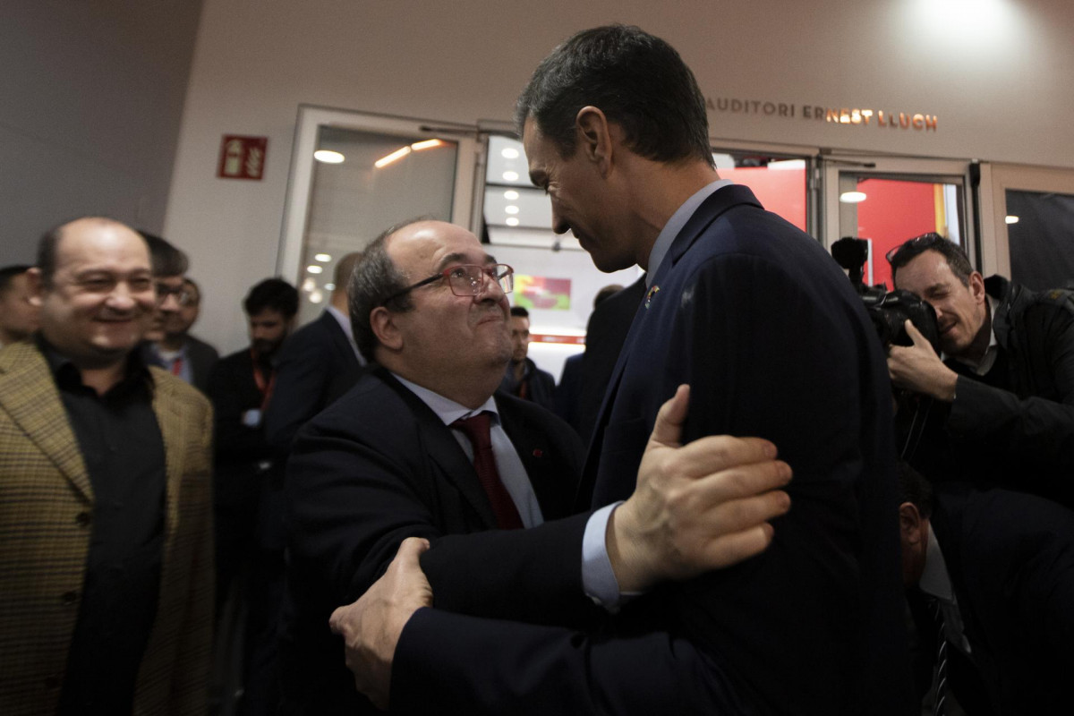 El presidente del Gobierno Pedro Sánchez se abraza al Secretario General del PSC, Miquel Iceta, durante una reunión con él y otras figuras de la ejecutiva del PSC, en Barcelona a 6 de febrero de 20