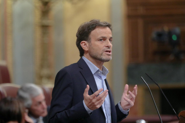 El portavoz parlamentario de En Comú Podem, Jaume Asens, interviene desde la tribuna en el debate sobre la toma en consideración de la proposición de ley de la derogación del plazo máximo previsto para la instrucción en la Ley de Enjuiciamiento Criminal