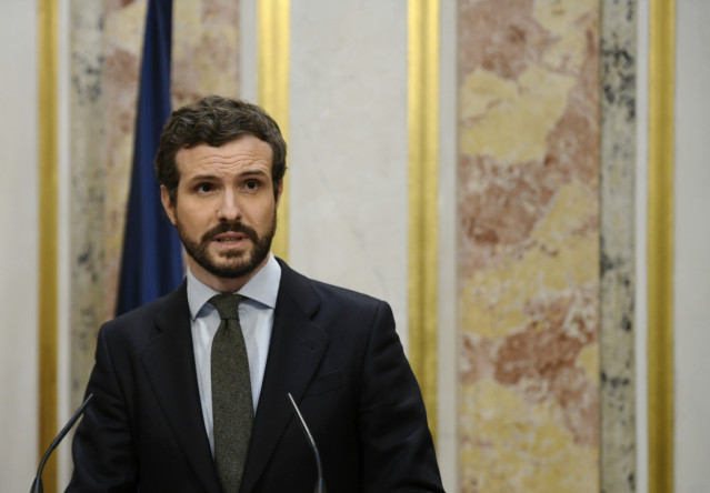 El presidente del Partido Popular, Pablo Casado en rueda de prensa después de la sesión plenaria para votar la senda de déficit, el primer paso hacia la tramitación de unos nuevos Presupuestos Generales del Estado, en el Congreso de los Diputados, en Madr