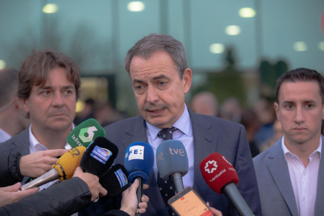El expresidente del Gobierno José Luis Rodríguez Zapatero, atiende a los medios de comunicación tras un minuto de silencio por las mujeres asesinadas, y antes de la presentación de la 'Plataforma de Hombres Feministas' de Fuenlabrada, una iniciativa que é