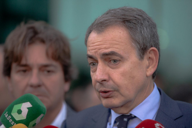El expresidente del Gobierno José Luis Rodríguez Zapatero, atiende a los medios de comunicación tras un minuto de silencio por las mujeres asesinadas, en Fuenlabrada/Madrid (España) a 27 de febrero de 2020.
