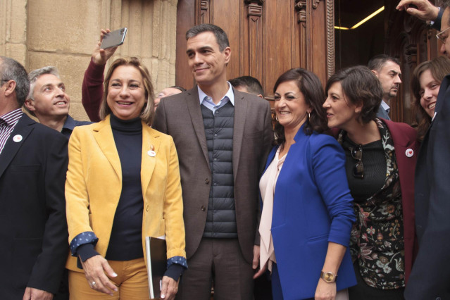 El presidente del Gobierno en funciones, Pedro Sánchez, la presidenta de La Rioja, Concha Andreu, en un acto de campaña del PSOE en Logroño a 1 de noviembre de 2019