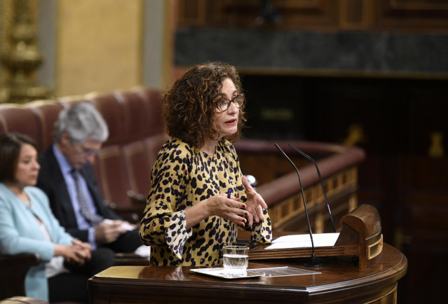 La ministra de Hacienda y portavoz del Gobierno, María Jesús Montero, interviene desde la tribuna del Congreso de los Diputados en la sesión plenaria en la que se examina la senda de estabilidad presupuestaria