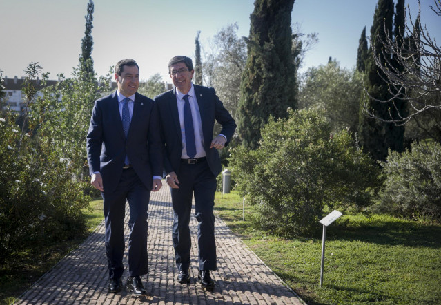 El presidente de la Junta de Andalucía, Juanma Moreno (i) junto al vicepresidente  de la Junta de Andalucía, Juan Marín (d), preside la reunión semanal del Consejo de Gobierno en Coria del Río, (Sevilla, Andalucía, España), a 24 de febrero de 2020.