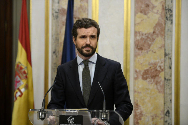 El presidente del Partido Popular, Pablo Casado en rueda de prensa después de la sesión plenaria para votar la senda de déficit, el primer paso hacia la tramitación de unos nuevos Presupuestos Generales del Estado, en el Congreso de los Diputados, en Madr