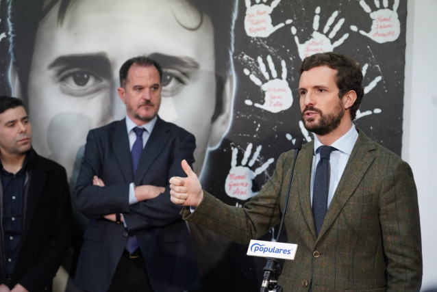 El candidato a lehendari, Carlos Iturgaiz (i) y el presidente del Partido Popular, Pablo Casado (d) interviene tras su encuentro con afiliados y cargos del PP vasco en la sede del PP de Ermua/Vizcaya (España), a 28 de febrero de 2020.