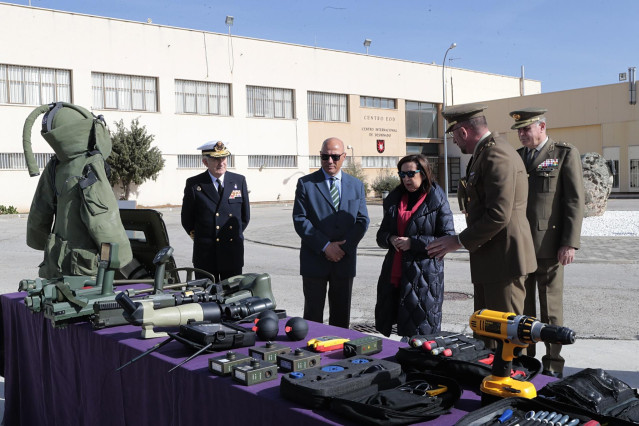La ministra de Defensa, Margarita Robles, en una visita a la Academina de Ingenieros del Ejército de Tierra en Hoyo de Manzanares (Madrid)
