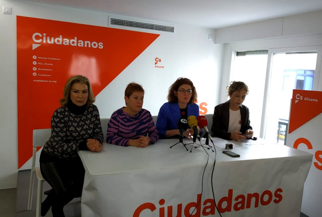 Marta Martín, primera por la derecha, escucha a Maite Pagazaurtundua, sentada junto a ella.