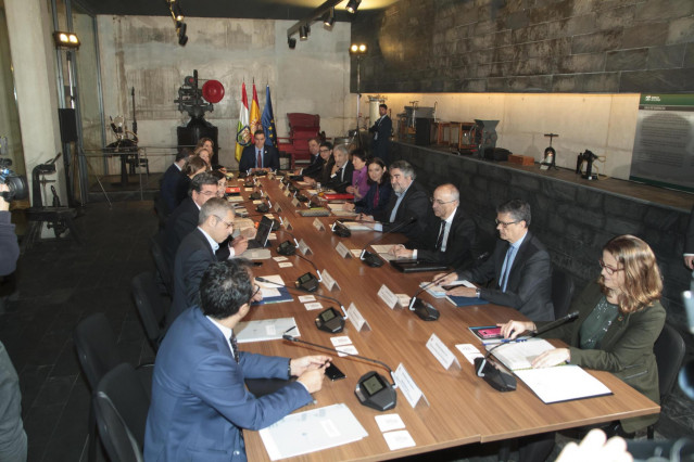 El presidente del Gobierno, Pedro Sánchez, (centro) preside la reunión de la Comisión Delegada de Reto Demográfico