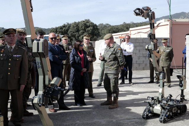 La ministra de Defensa, Margarita Robles, en una visita a la Academia de Ingenieros del Ejército en Hoyo de Manzanares (Madrid)