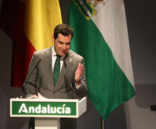 El presidente de la Junta de Andalucía, Juanma Moreno, durante su intervención en la entrega de reconocimientos por el Día de Andalucía