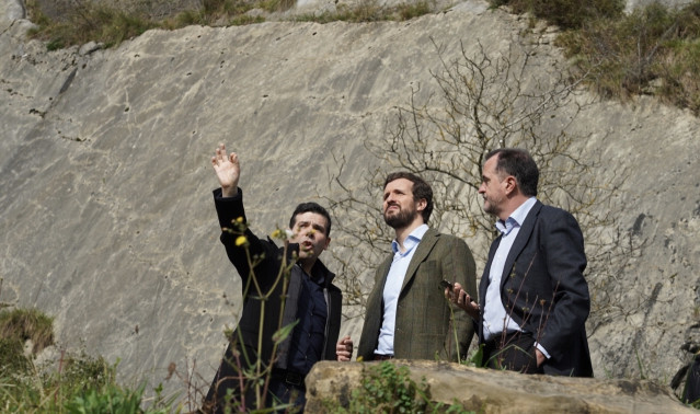 (I-D) El concejal del PP en Ermua, Javier Sánchez Gómez;  el presidente del Partido Popular, Pablo Casado y el candidato a lehendari, Carlos Iturgaiz visitan el vertedero de Zaldibar, que fue incendiado la semana pasada, después de su encuentro con afilia