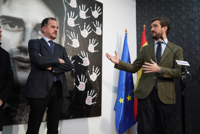 El candidato a lehendari, Carlos Iturgaiz (i) y el presidente del Partido Popular, Pablo Casado (d) interviene tras su encuentro con afiliados y cargos del PP vasco en la sede del PP de Ermua (Bizkaia), a 28 de febrero de 2020.