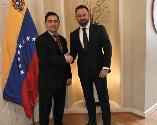 El presidente de Vox, Santiago Abascal, junto con el Embajador de Venezuela en EE. UU, Carlos Vecchio, en Washington (Estados Unidos), a 28 de febrero de 2020.