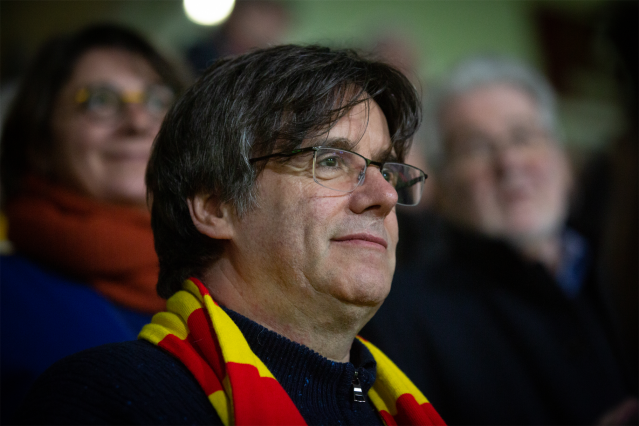 El expresident de la Generalitat Carles Puigdemont, en la grada durante el partido entre el USAP y el Rouen Normandie, en Perpignan (Francia) a 28 de febrero de 2020.